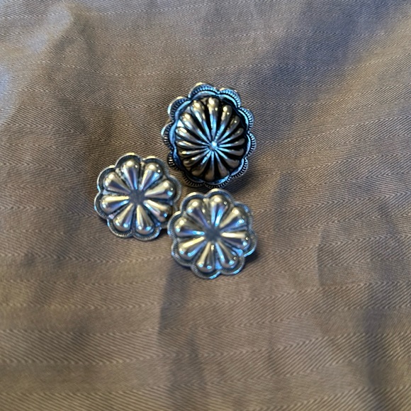 ⚜️ 3-piece Burnished Silver Flower Concho set - Picture 1 of 5